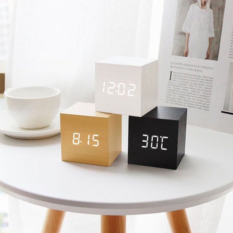 Wekker LED Kubus Houtlook 6x6x6 cm Zwart Nachtkastje Bureau Digitale Klok Met Temperatuur Snooze Geluidsactivatie
