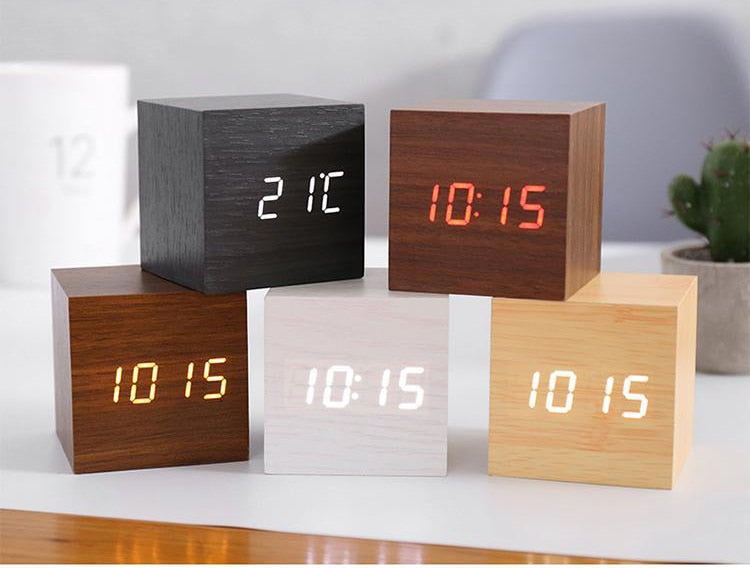 Wekker LED Kubus Houtlook 6x6x6 cm Zwart Nachtkastje Bureau Digitale Klok Met Temperatuur Snooze Geluidsactivatie