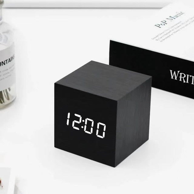 Wekker LED Kubus Houtlook 6x6x6 cm Zwart Nachtkastje Bureau Digitale Klok Met Temperatuur Snooze Geluidsactivatie
