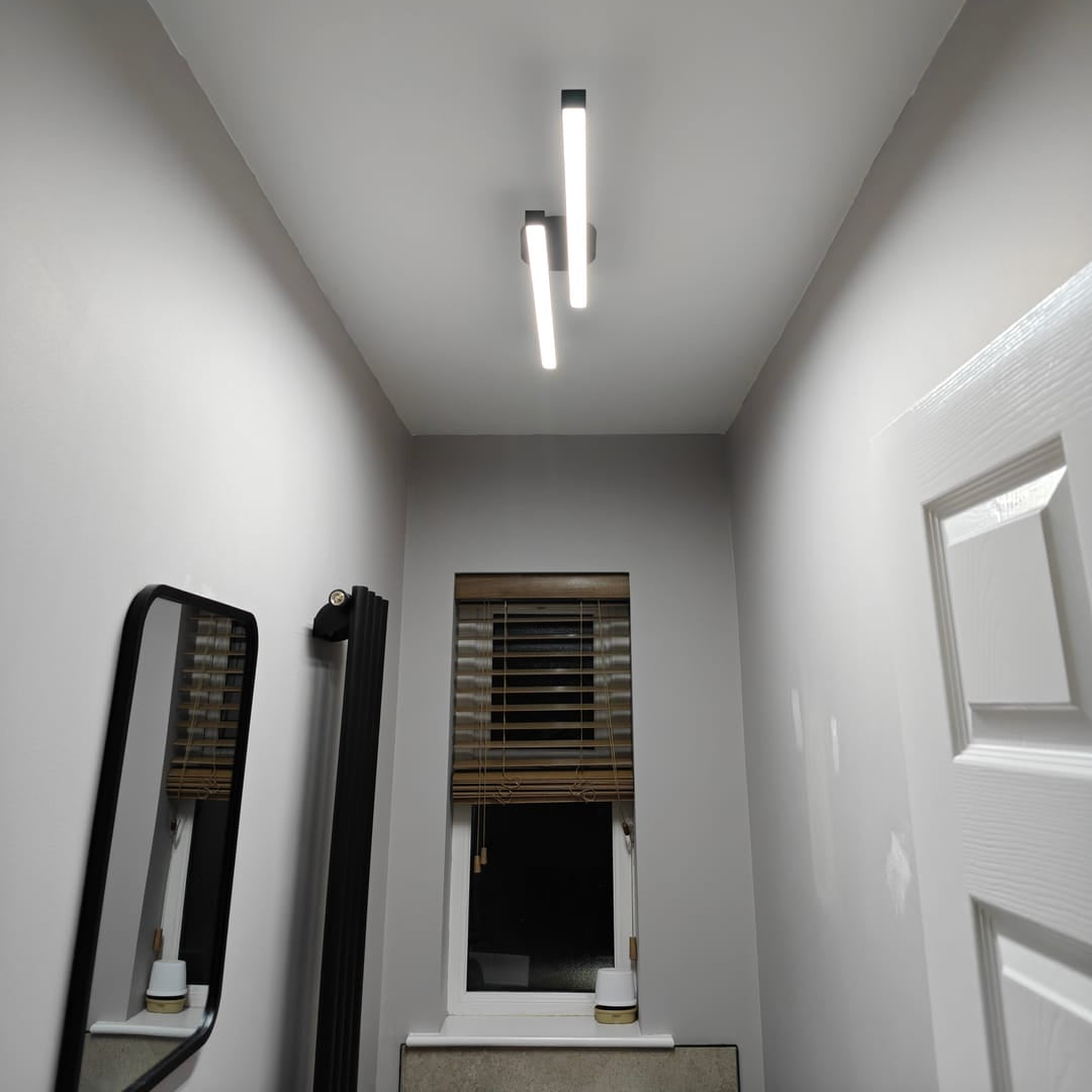 Moderne zwarte LED wandlamp met dubbele lichtstrip - minimalistische badkamer en hal verlichting 90 cm
