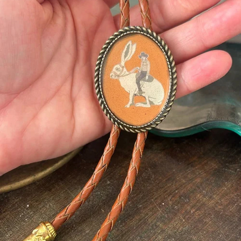 Western Bolo Tie met Kikker en Banjo Motief - Verstelbaar Leren Stropdas voor Authentieke Cowboystijl