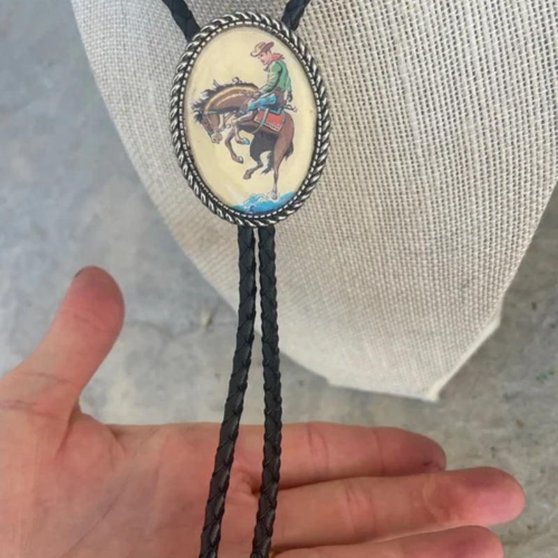 Western Bolo Tie met Kikker en Banjo Motief - Verstelbaar Leren Stropdas voor Authentieke Cowboystijl