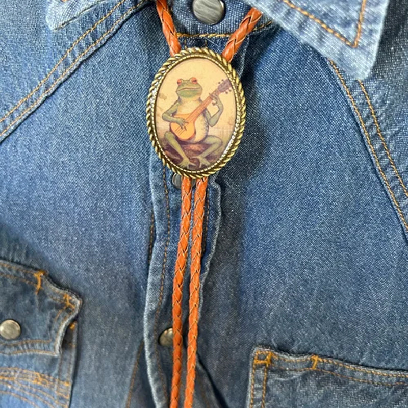 Western Bolo Tie met Kikker en Banjo Motief - Verstelbaar Leren Stropdas voor Authentieke Cowboystijl
