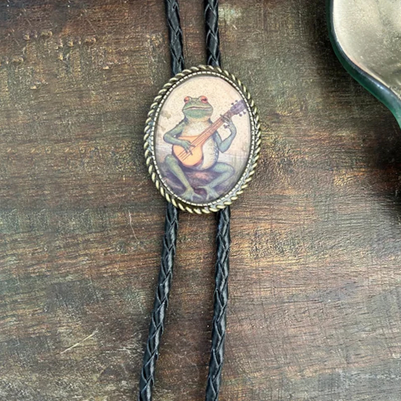 Western Bolo Tie met Kikker en Banjo Motief - Verstelbaar Leren Stropdas voor Authentieke Cowboystijl