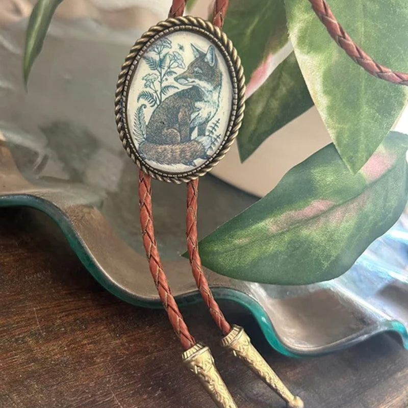 Western Bolo Tie met Kikker en Banjo Motief - Verstelbaar Leren Stropdas voor Authentieke Cowboystijl