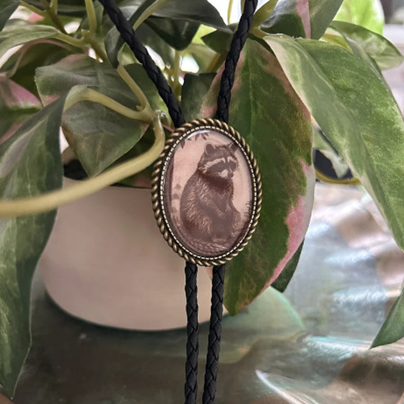 Western Bolo Tie met Kikker en Banjo Motief - Verstelbaar Leren Stropdas voor Authentieke Cowboystijl