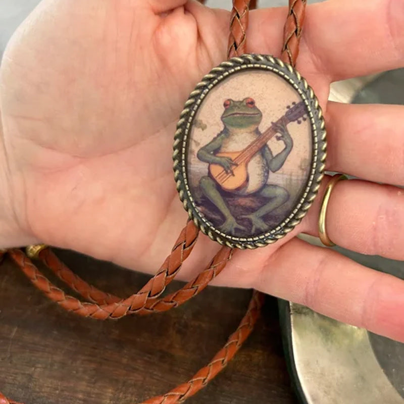 Western Bolo Tie met Kikker en Banjo Motief - Verstelbaar Leren Stropdas voor Authentieke Cowboystijl