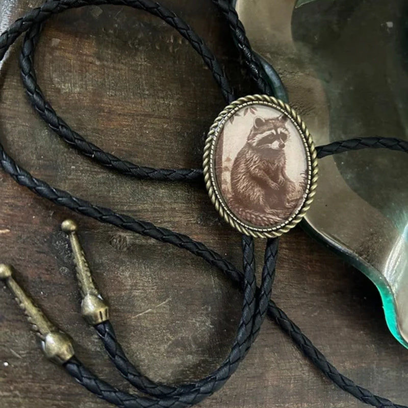 Western Bolo Tie met Kikker en Banjo Motief - Verstelbaar Leren Stropdas voor Authentieke Cowboystijl