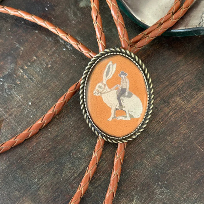 Western Bolo Tie met Kikker en Banjo Motief - Verstelbaar Leren Stropdas voor Authentieke Cowboystijl