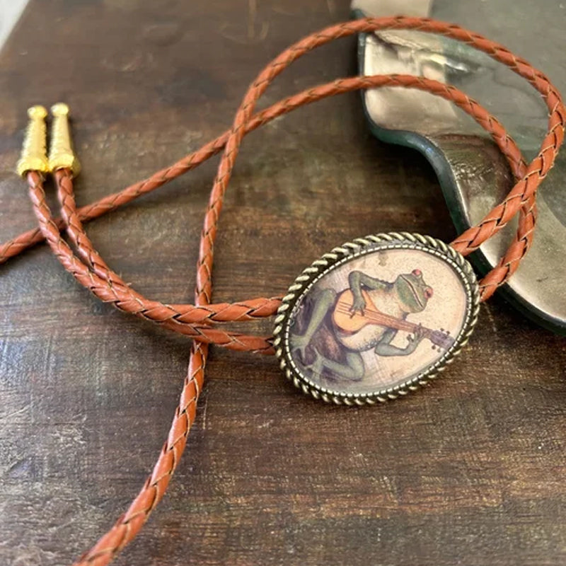 Western Bolo Tie met Kikker en Banjo Motief - Verstelbaar Leren Stropdas voor Authentieke Cowboystijl