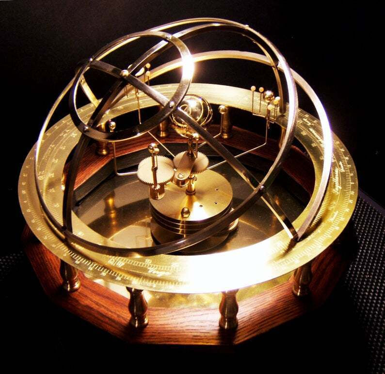 Mechanisch Zonnestelsel Model Messing Halfedelstenen 9 Planeten 28 Manen Eikenhouten Basis Bewegend Decoratief