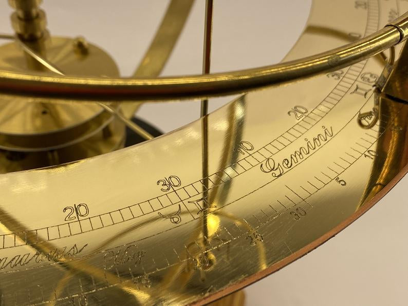 Mechanisch Zonnestelsel Model Messing Halfedelstenen 9 Planeten 28 Manen Eikenhouten Basis Bewegend Decoratief