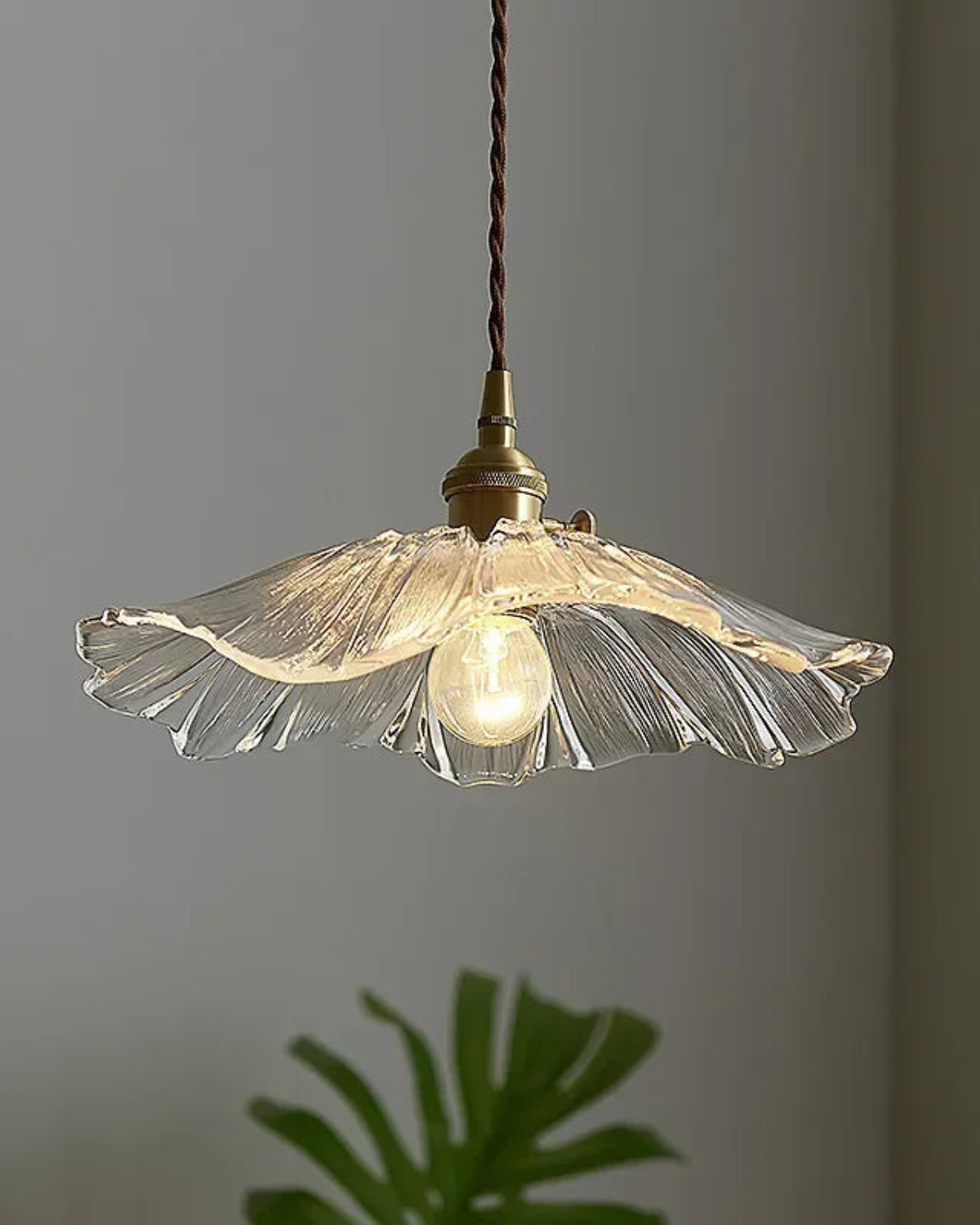 Sculpturale glazen hanglamp met messing fitting en warm licht - artistieke design plafondlamp voor eetkamer en woonkamer