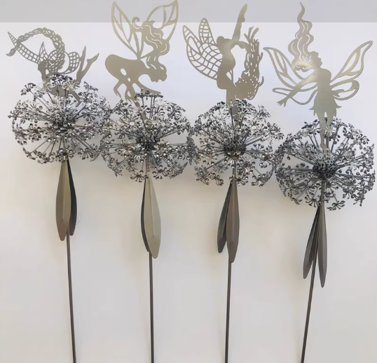 Feë Tuinspinner met Paardenbloem - Windspinner Tuindecoratie 25 cm - IJzeren Tuinsteker met Draaiend Feëfiguur en Paardenbloembloemen - Weervaste Tuinversiering voor Bloembedden en Paden