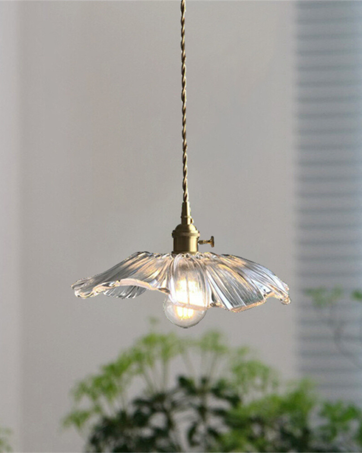 Sculpturale glazen hanglamp met messing fitting en warm licht - artistieke design plafondlamp voor eetkamer en woonkamer