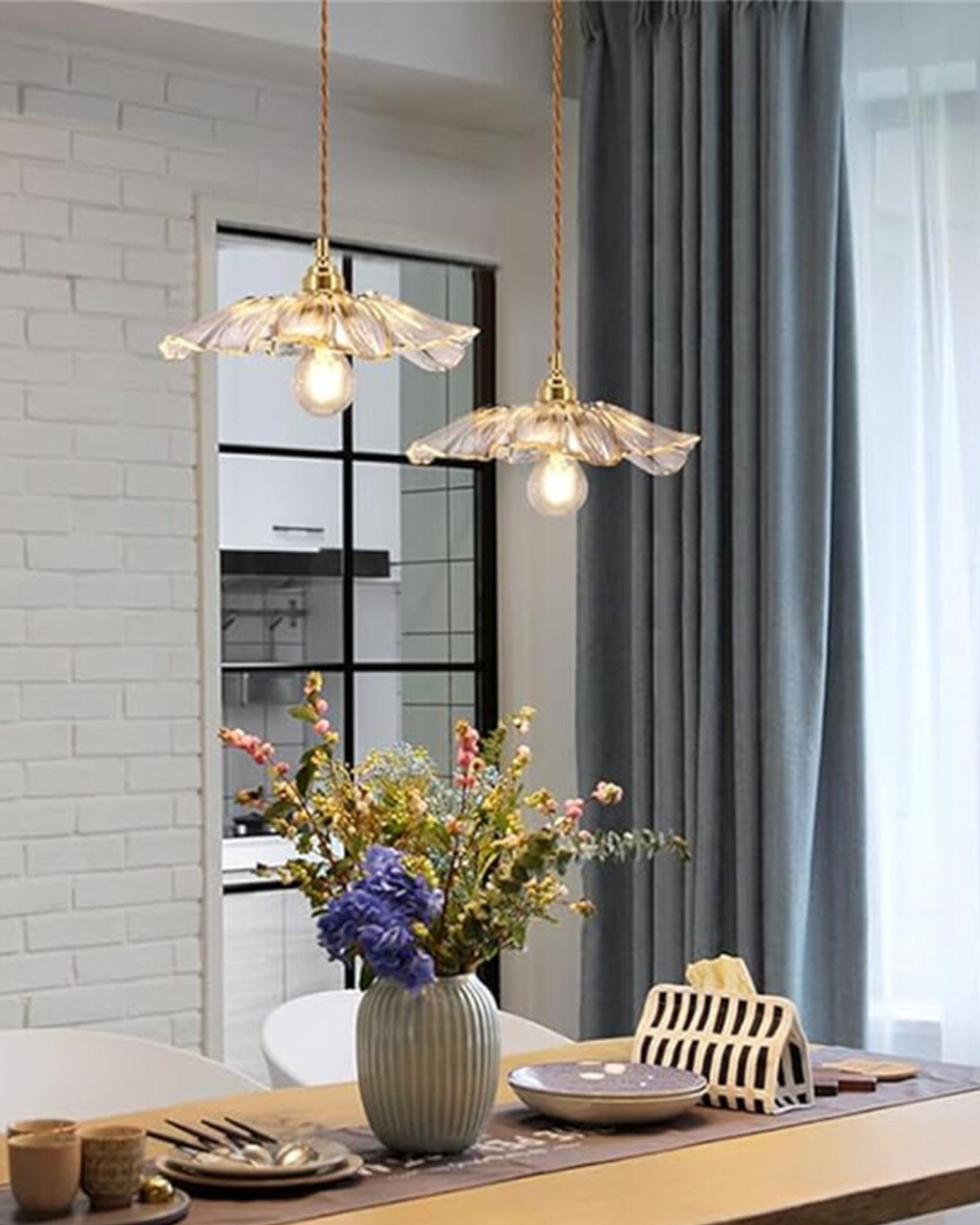 Sculpturale glazen hanglamp met messing fitting en warm licht - artistieke design plafondlamp voor eetkamer en woonkamer