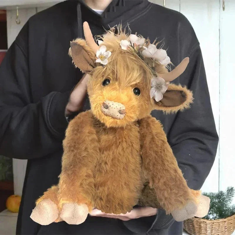 Hooglandkoe Knuffel met Bloemenkrans Handgemaakt Alpaca Wol Decoratief Beeldje 25cm Schotse Koe Woonaccessoire