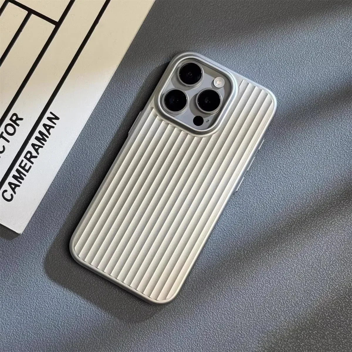 Premium Telefoonhoesje met Titanium-Textuur Ultra-Dun Schokbestendig Anti-Vingerafdruk Draadloos Opladen voor iPhone 13-16 Pro Max