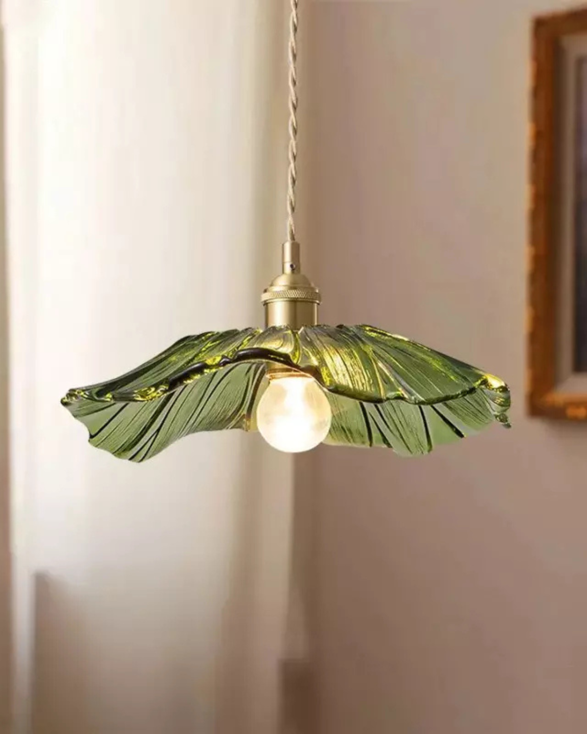 Sculpturale glazen hanglamp met messing fitting en warm licht - artistieke design plafondlamp voor eetkamer en woonkamer