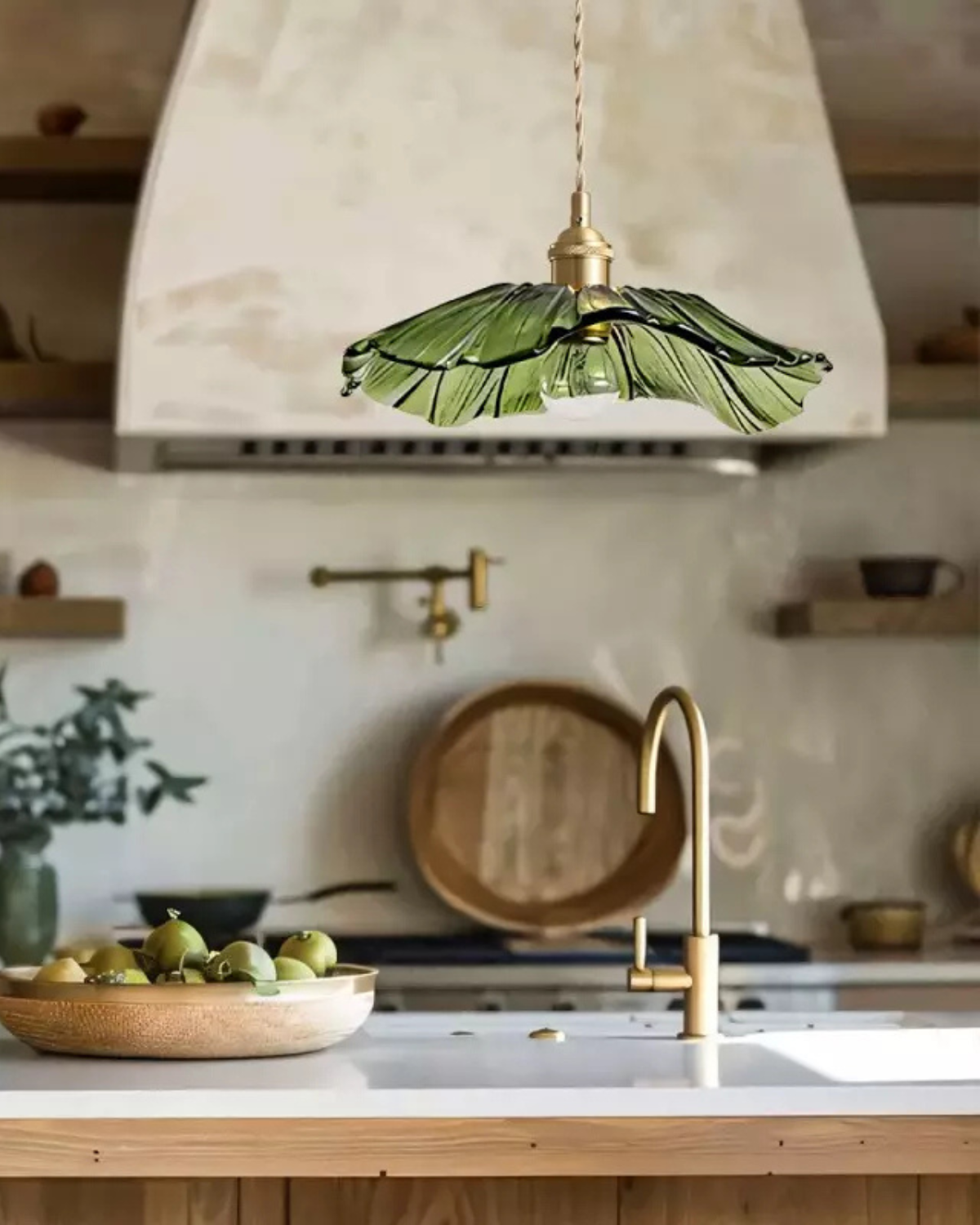 Sculpturale glazen hanglamp met messing fitting en warm licht - artistieke design plafondlamp voor eetkamer en woonkamer
