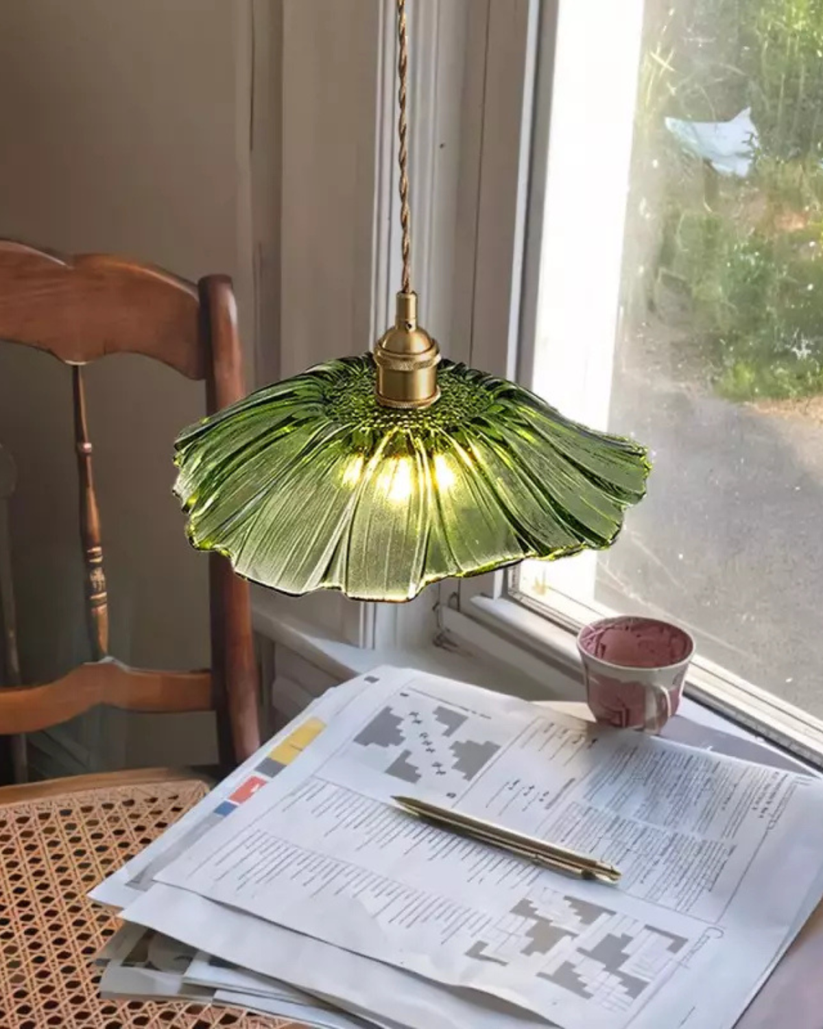 Sculpturale glazen hanglamp met messing fitting en warm licht - artistieke design plafondlamp voor eetkamer en woonkamer