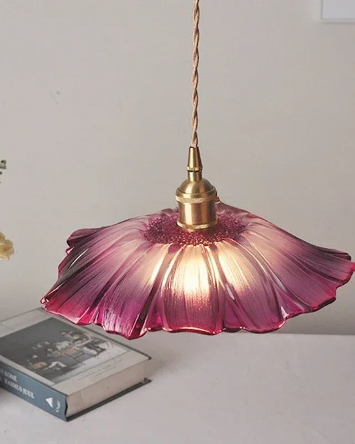 Sculpturale glazen hanglamp met messing fitting en warm licht - artistieke design plafondlamp voor eetkamer en woonkamer