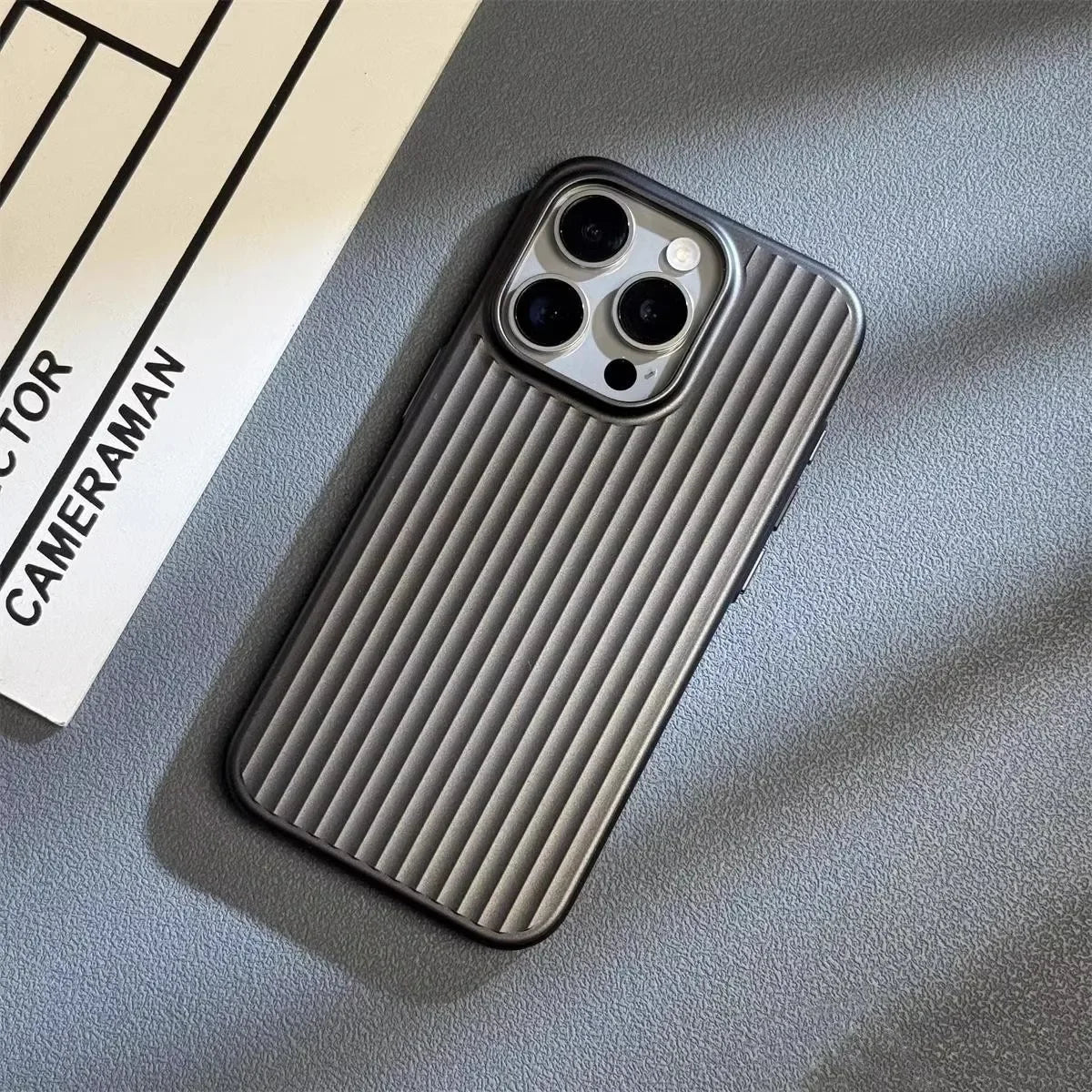 Premium Telefoonhoesje met Titanium-Textuur Ultra-Dun Schokbestendig Anti-Vingerafdruk Draadloos Opladen voor iPhone 13-16 Pro Max