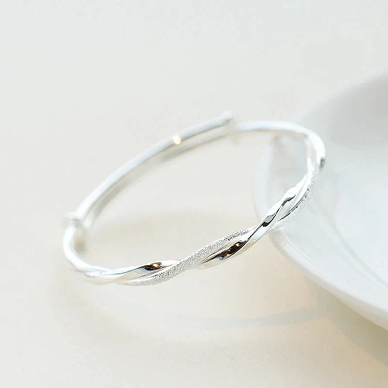 Gevlochten Zilveren Armband - Elegant Damesarmband met Moderne Textuur - Tijdloos Sieraad voor Elke Gelegenheid