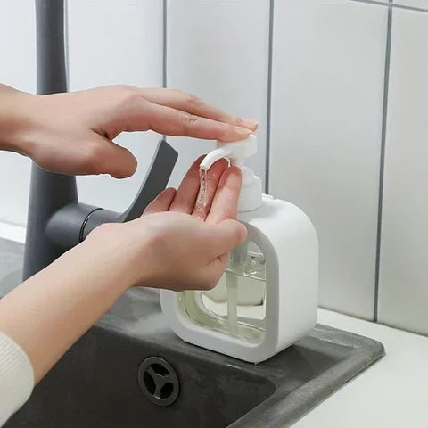 Minimalistische zeepdispenser voor badkamer en keuken met Scandinavisch design