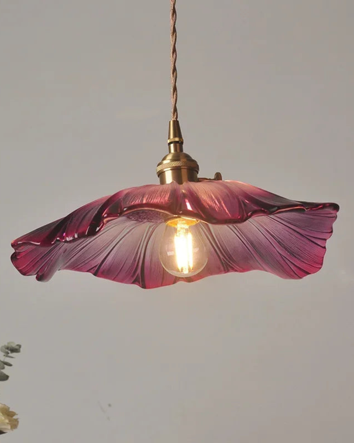 Sculpturale glazen hanglamp met messing fitting en warm licht - artistieke design plafondlamp voor eetkamer en woonkamer