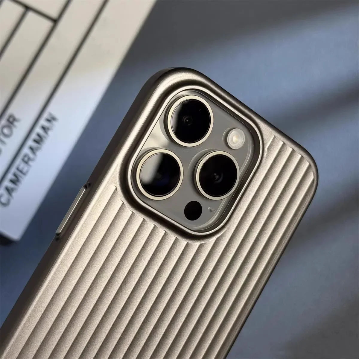 Ultraslanke iPhone Hoesje met Militaire Bescherming | Titanium Carbon Look | Draadloos Laden
