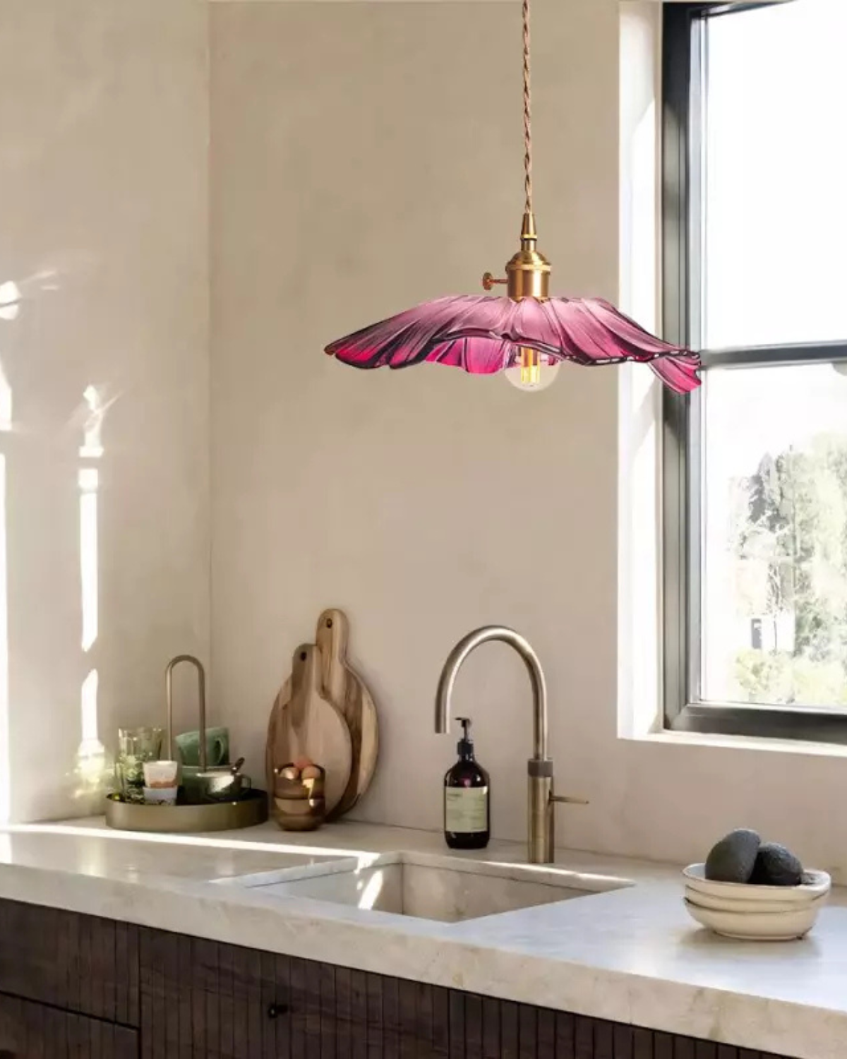 Sculpturale glazen hanglamp met messing fitting en warm licht - artistieke design plafondlamp voor eetkamer en woonkamer