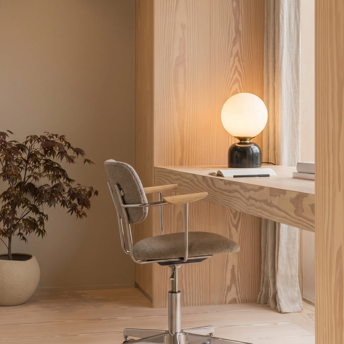 Tafellamp met Marmeren Voet en Matglazen Bol - Warm Wit LED 3000K - Scandinavisch Design voor Nachtkastje