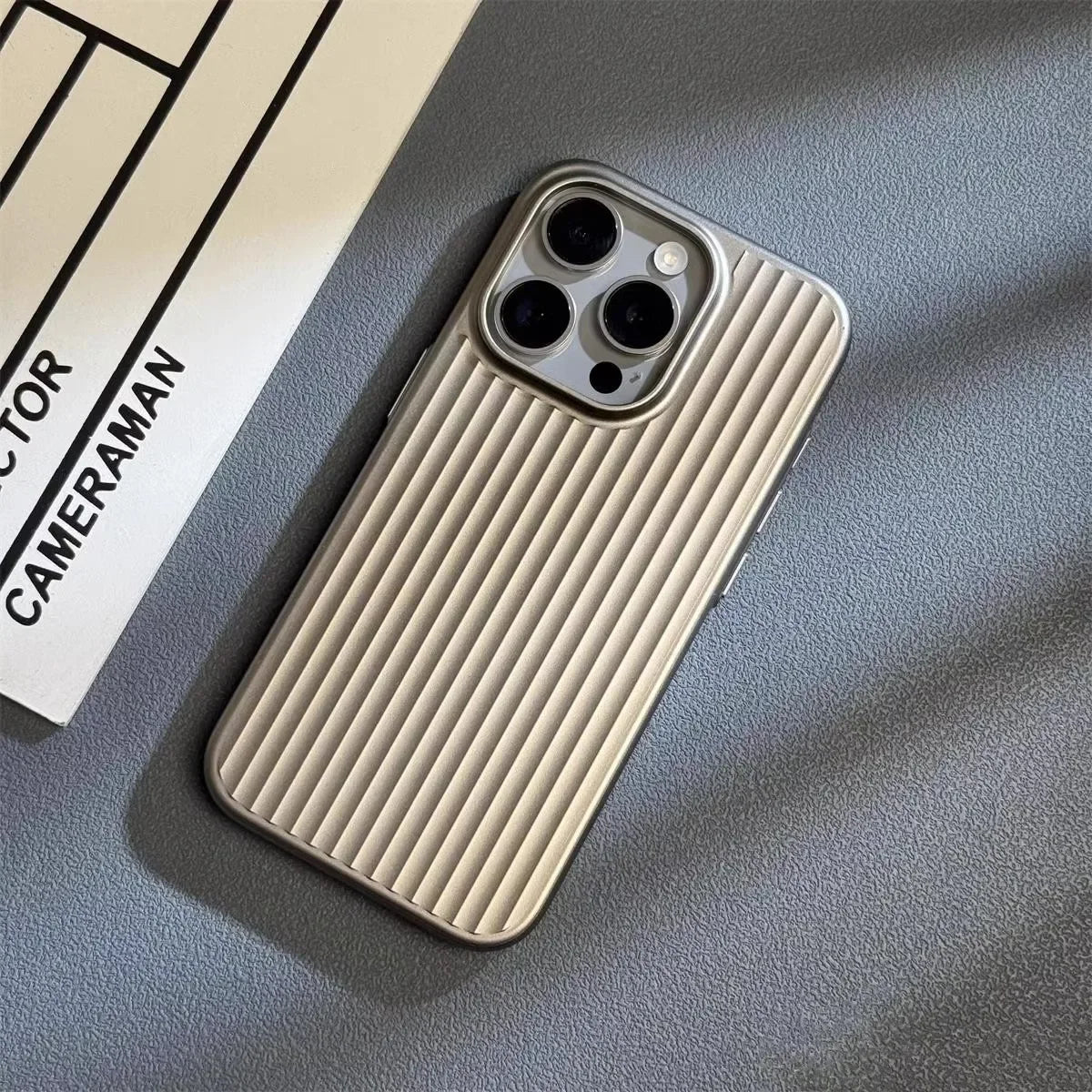Premium Telefoonhoesje met Titanium-Textuur Ultra-Dun Schokbestendig Anti-Vingerafdruk Draadloos Opladen voor iPhone 13-16 Pro Max