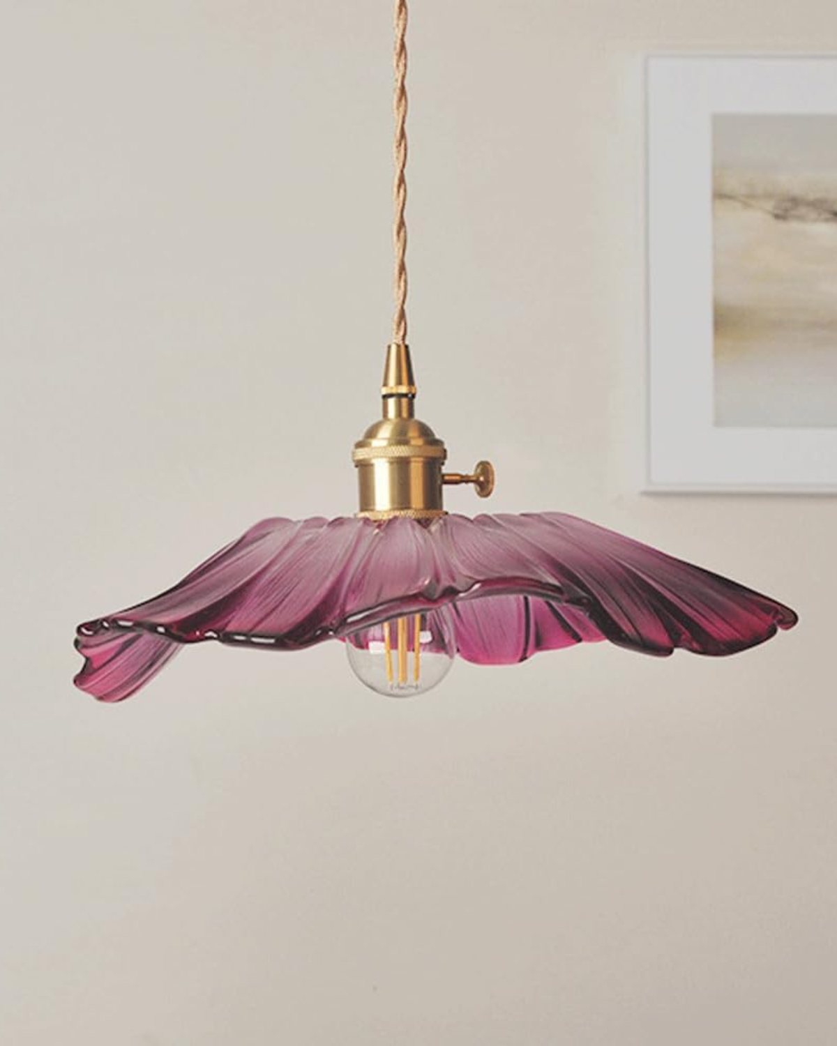 Sculpturale glazen hanglamp met messing fitting en warm licht - artistieke design plafondlamp voor eetkamer en woonkamer