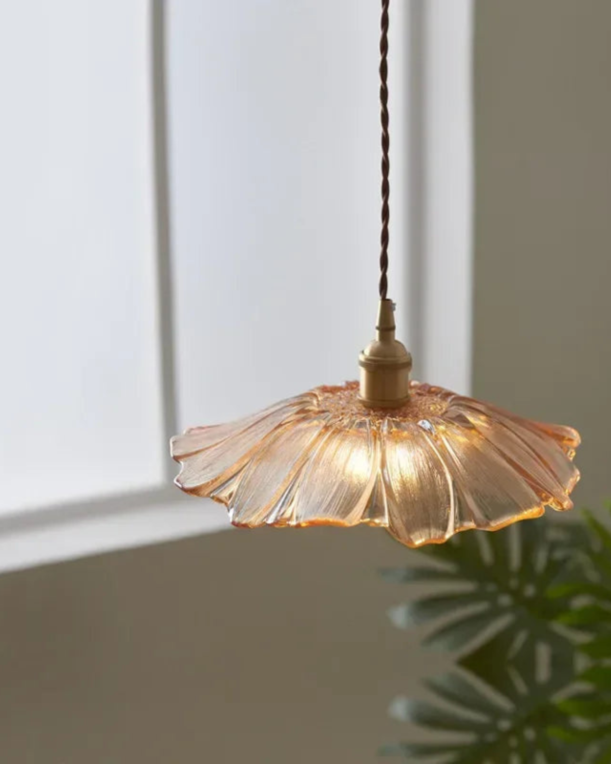 Sculpturale glazen hanglamp met messing fitting en warm licht - artistieke design plafondlamp voor eetkamer en woonkamer
