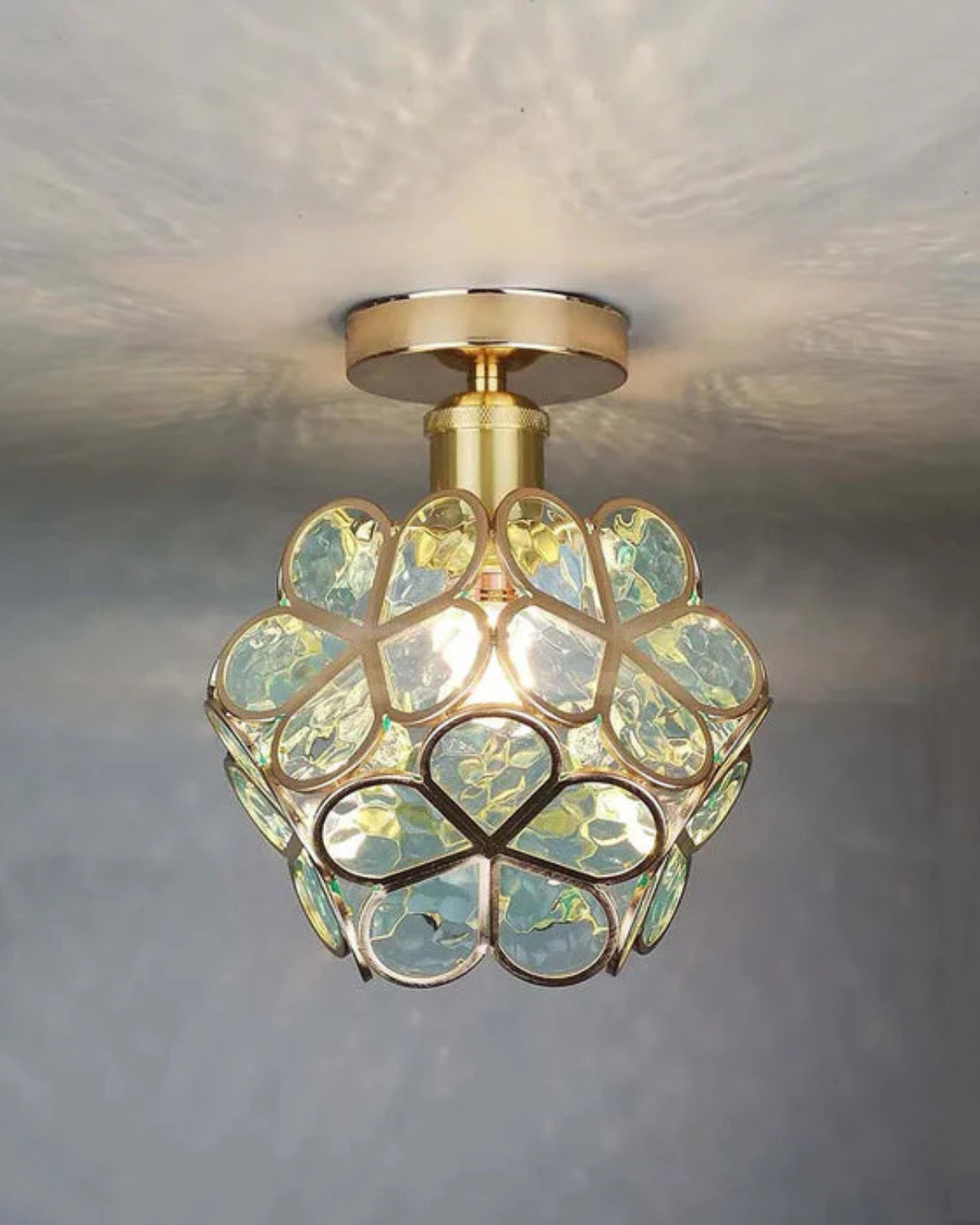 Moderne plafondlamp met bloemdesign in acryl en goudkleurig ijzer - luxe LED designlamp 20 cm