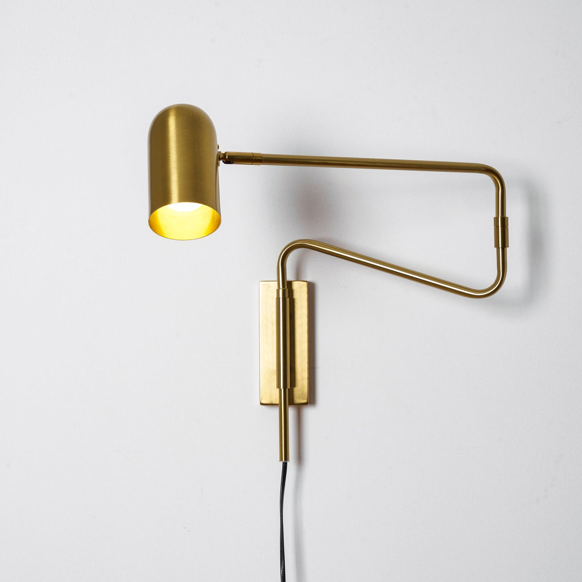 Verstelbare Wandlamp met Plug | Draaibare Arm en Zwenkkap | Perfect voor Slaapkamer en Leeshoek