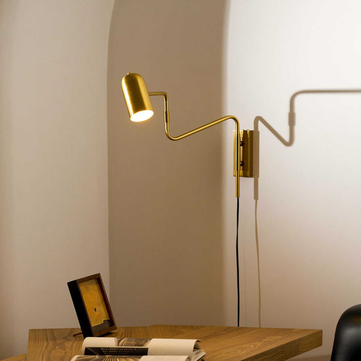 Verstelbare Wandlamp met Plug | Draaibare Arm en Zwenkkap | Perfect voor Slaapkamer en Leeshoek