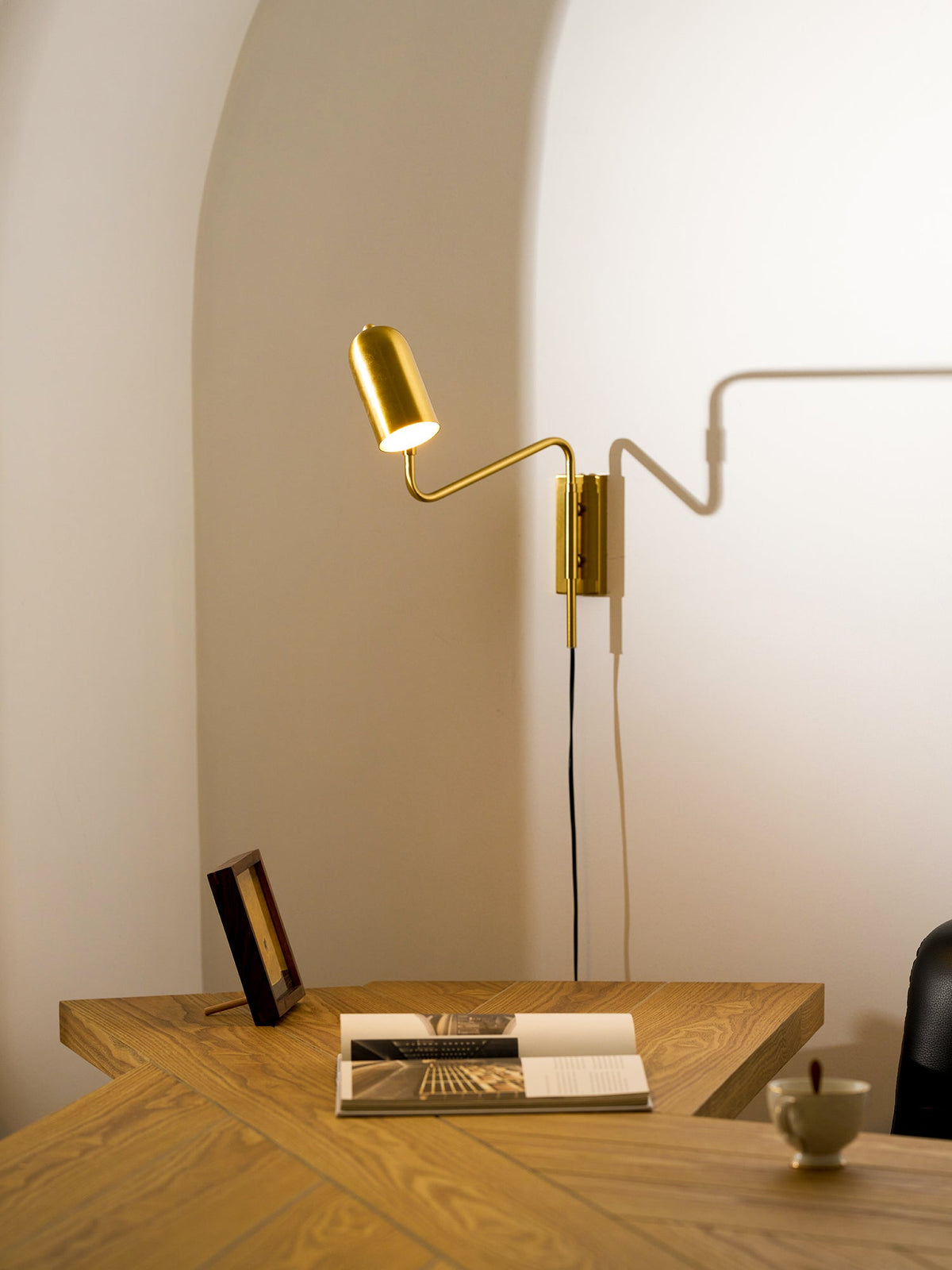 Verstelbare Wandlamp met Plug | Draaibare Arm en Zwenkkap | Perfect voor Slaapkamer en Leeshoek