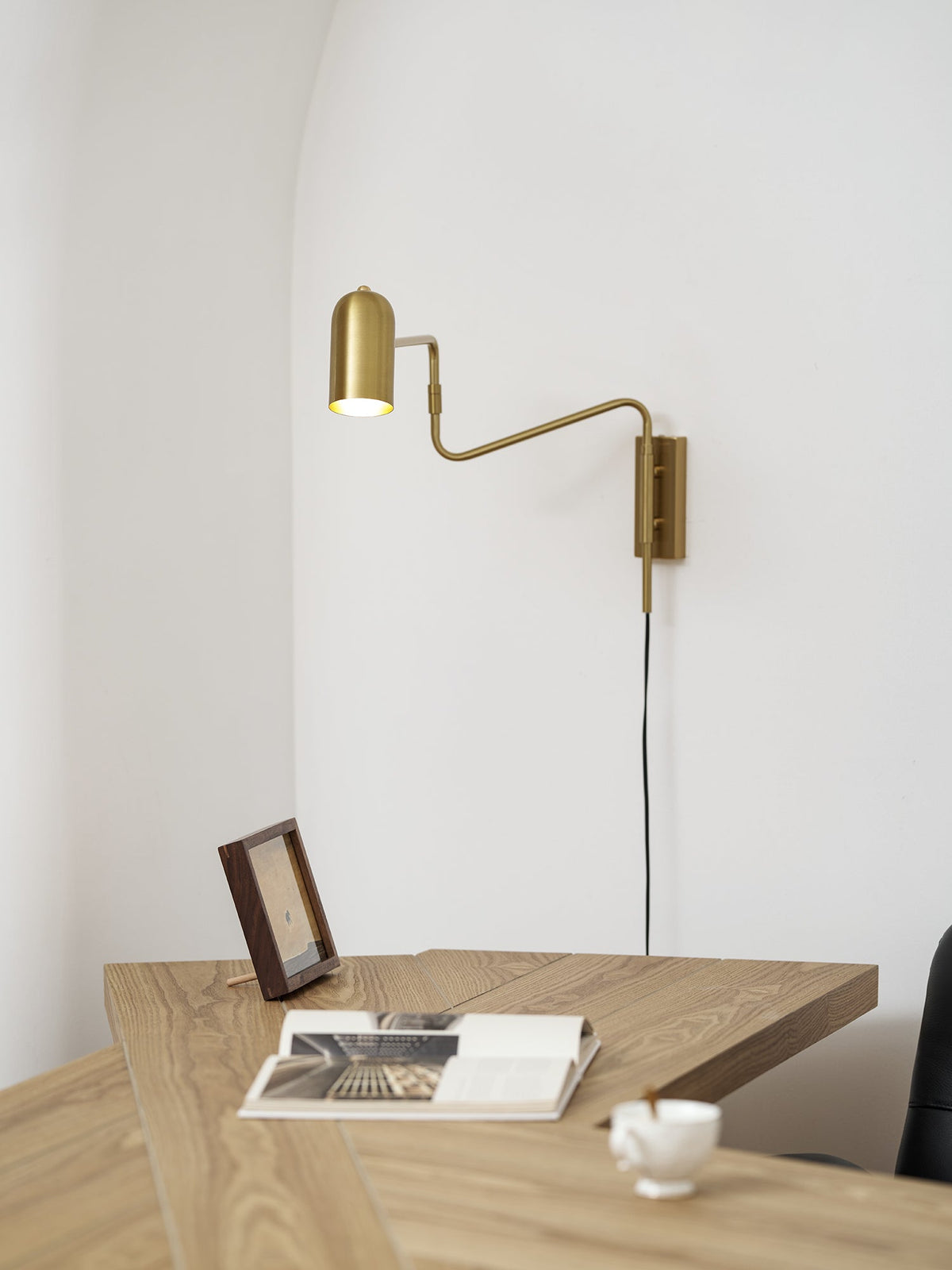 Verstelbare Wandlamp met Plug | Draaibare Arm en Zwenkkap | Perfect voor Slaapkamer en Leeshoek