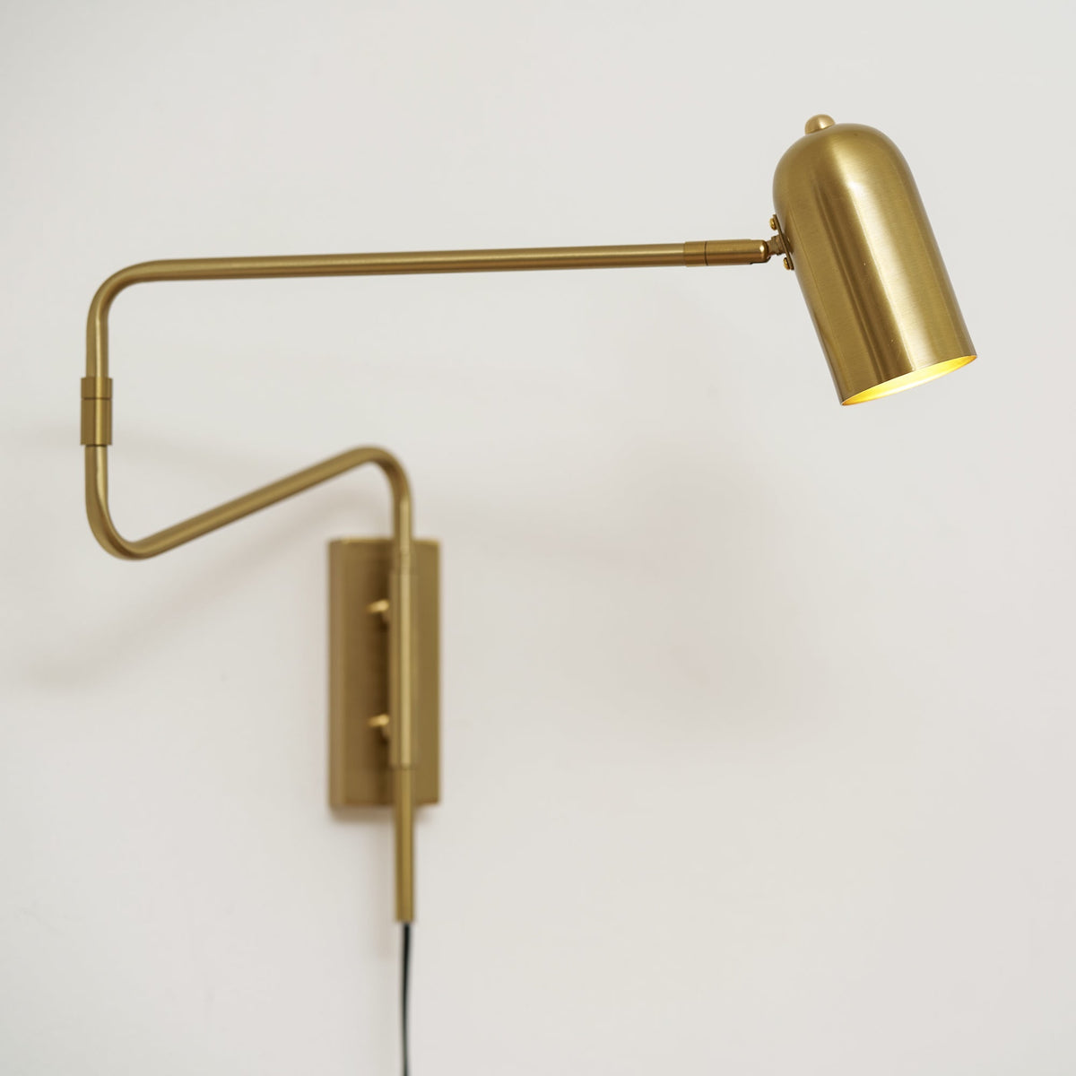Verstelbare Wandlamp met Plug | Draaibare Arm en Zwenkkap | Perfect voor Slaapkamer en Leeshoek