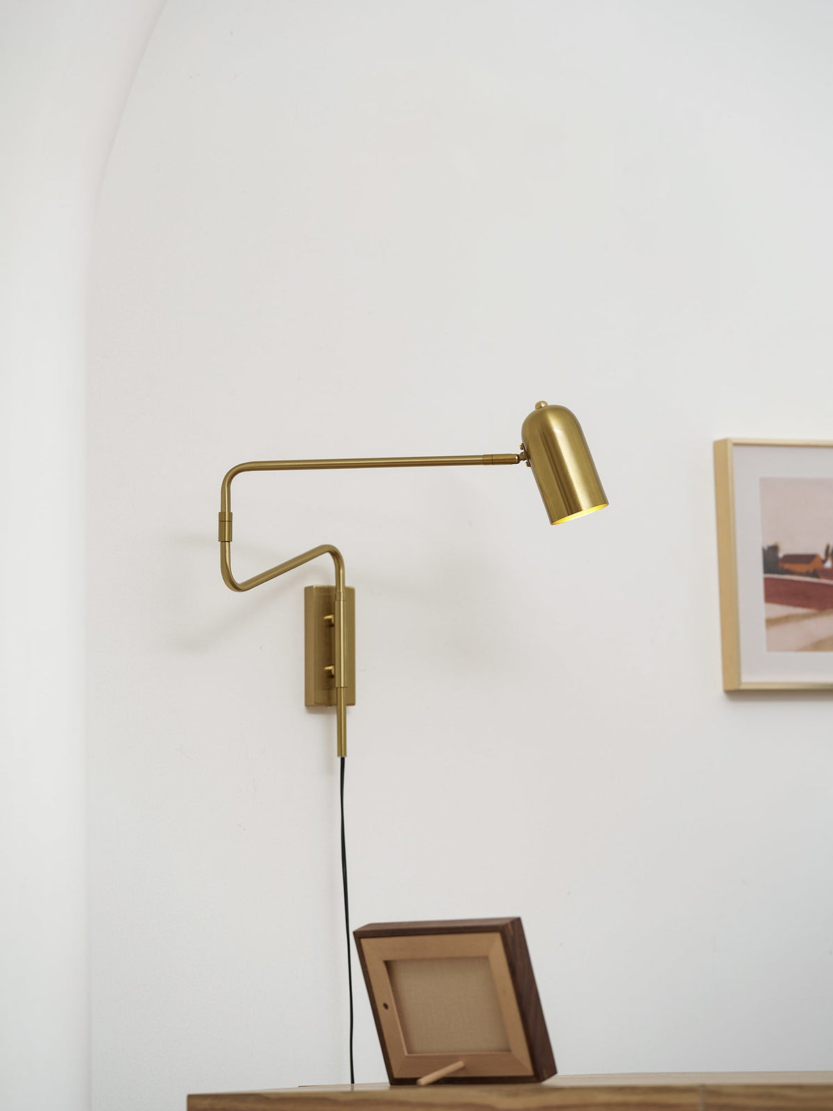 Verstelbare Wandlamp met Plug | Draaibare Arm en Zwenkkap | Perfect voor Slaapkamer en Leeshoek