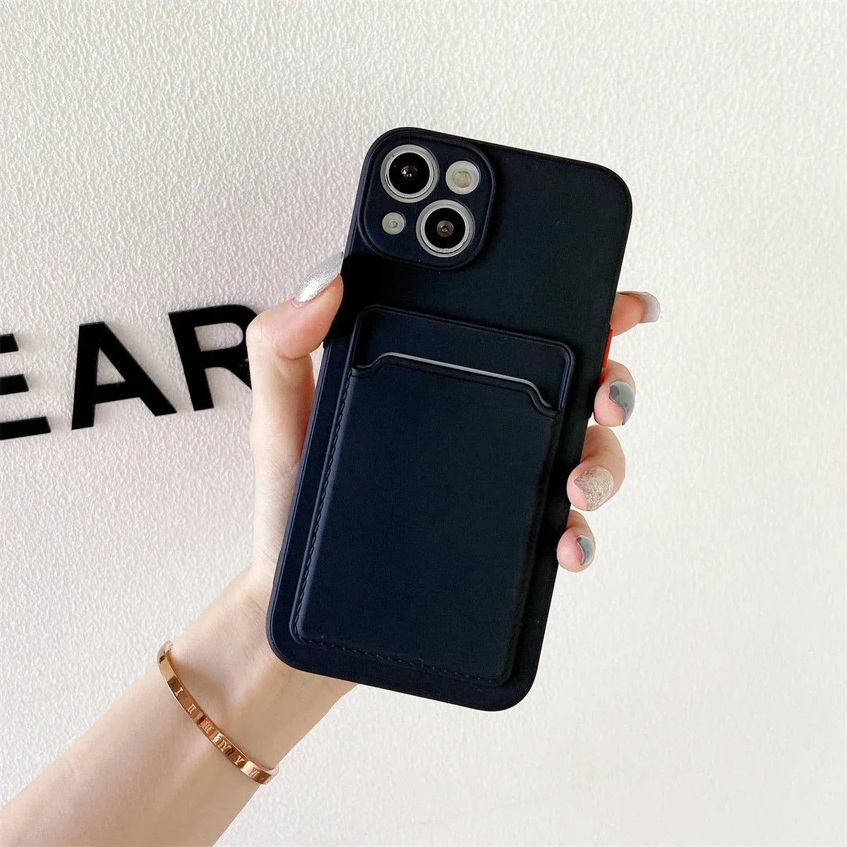 Siliconen iPhone Hoesje met Kaarthouder Contrasterende Knoppen Geïntegreerde Camerabescherming Stijlvol