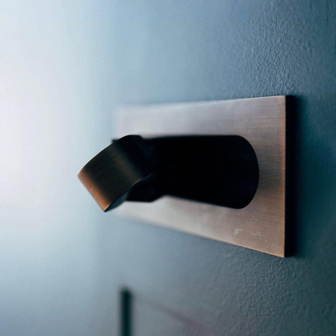 LED wandlamp met verborgen schakelaar - druk in, druk uit - verstelbare kop voor leeslicht naast bed