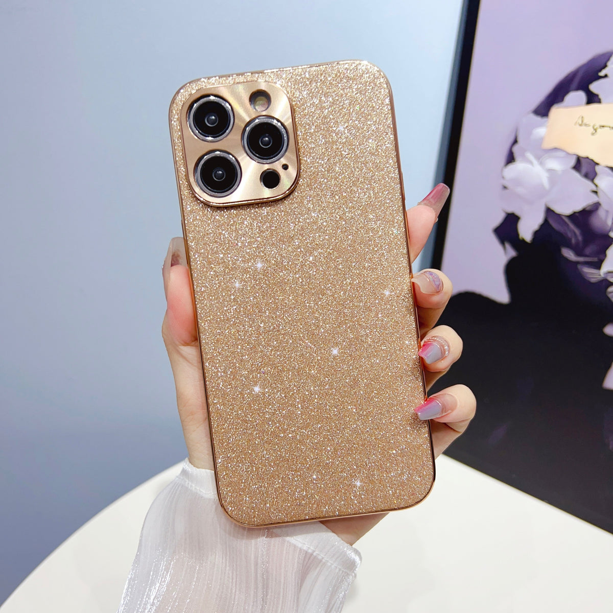 Telefoonhoesje met Suède of Glitter Afwerking Goudkleurig Camera-Detail Stijlvol Design iPhone 13-17