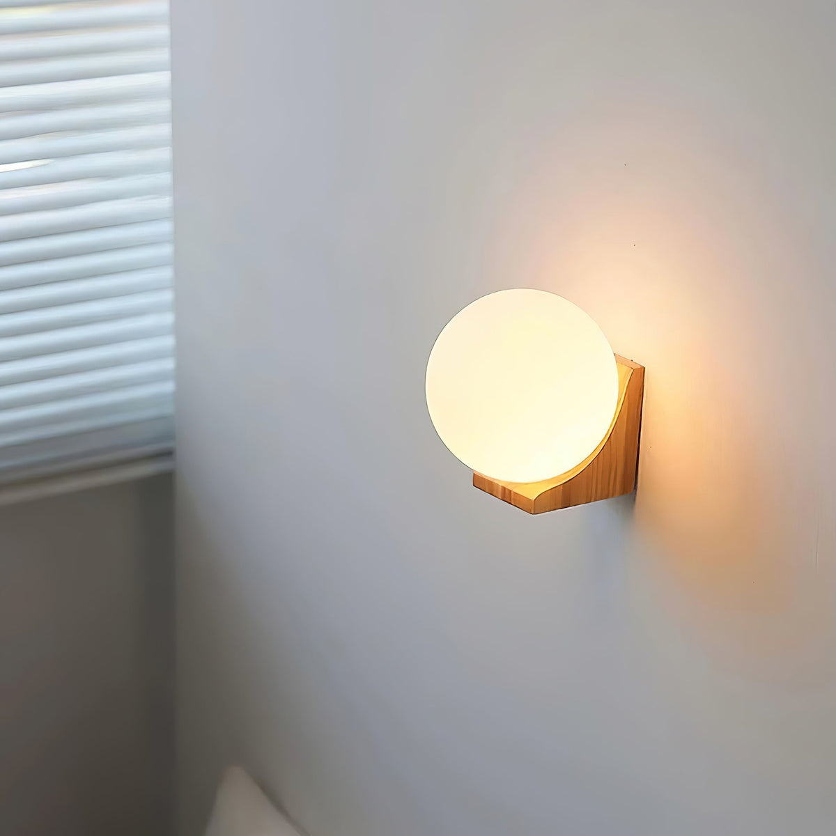 Wandlamp met Glazen Bol en Houten Beugel - Walnoot of Essenhout - Modern Landelijke Stijl