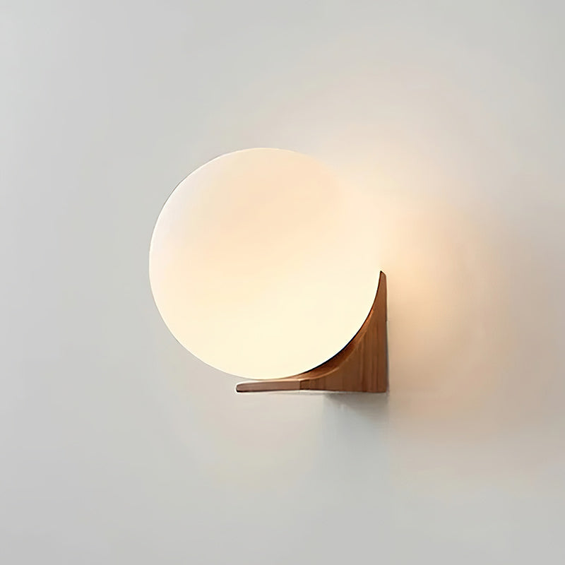 Wandlamp met Glazen Bol en Houten Beugel - Walnoot of Essenhout - Modern Landelijke Stijl