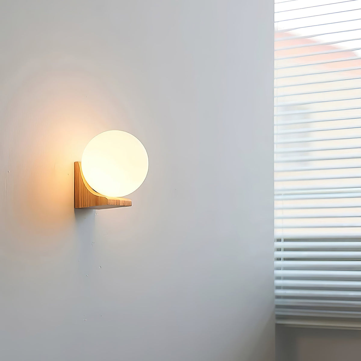 Wandlamp met Glazen Bol en Houten Beugel - Walnoot of Essenhout - Modern Landelijke Stijl