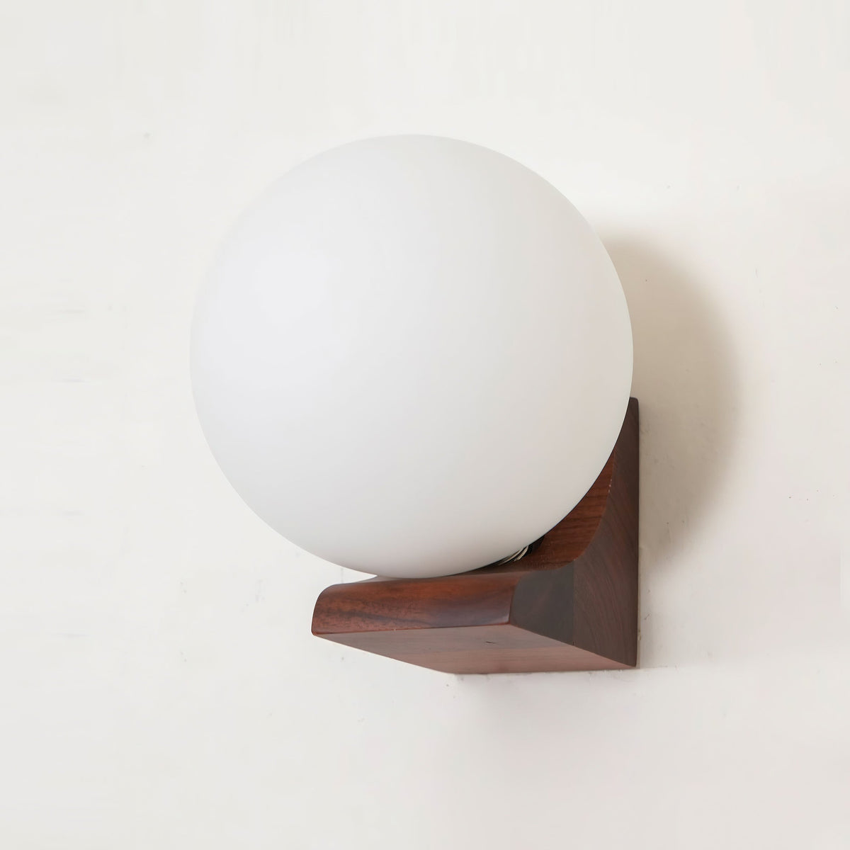 Wandlamp met Glazen Bol en Houten Beugel - Walnoot of Essenhout - Modern Landelijke Stijl